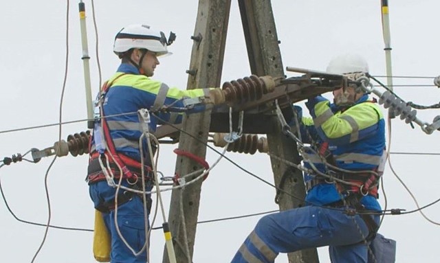 Wyłączenia prądu w województwie śląskim.Tysiące ludzi jest dzisiaj pozbawionych dostaw energii elektrycznej.Z brakiem energii elektrycznej muszą się liczyć mieszkańcy m.in. w Katowicach, Zabrzu, Bytomiu czy Bielsku-Białej. A jak będzie w pozostałych miastach i powiatach? Tauron poinformował, co z wyłączeniami w Siemianowicach Śląskich, Tychach, Chorzowie, Rybniku, Częstochowie, Jastrzębiu-Zdroju, Żorach, Mysłowicach, Sosnowcu, Jaworznie i powiatach: wodzisławskim, pszczyńskim, tarnogórskim, mikołowskim,  raciborskim, cieszyński i żywieckim. Najwięcej wyłączeń należy spodziewać się na Żywiecczyźnie, w powiecie cieszyńskim, ale są gminy, gdzie także nie będzie ich mało.ZOBACZCIE, GDZIE DZISIAJ NIE BĘDZIE PRĄDU. PODAJEMY MIASTA, KONKRETNE ULICE I GODZINY WYŁĄCZEŃPrzesuwaj zdjęcia w prawo - naciśnij strzałkę lub przycisk NASTĘPNE