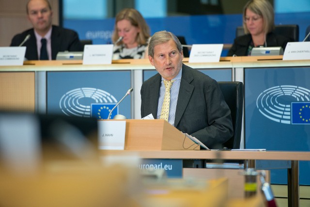 Unijny komisarz ds. budżetu Johannes Hahn przekonywał w PE, że "jest jeszcze za wcześnie" na przeznaczanie konkretnego unijnego wsparcia finansowego dla krajów UE przyjmujących uchodźców.