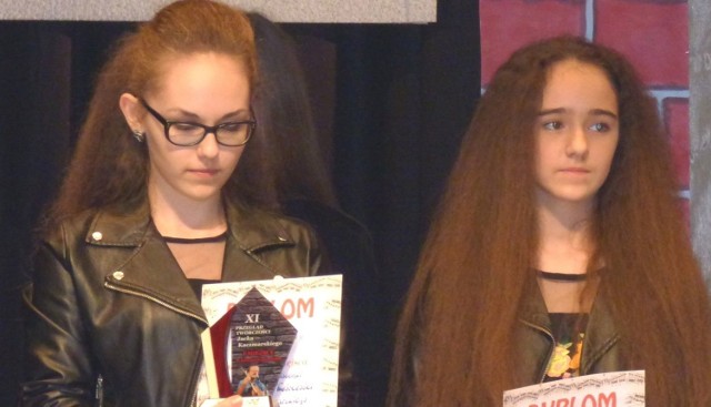 Śpiewające siostry - Katarzyna (z lewej) i Aleksandra Cerazy - zdobyły drugą nagrodę w konkursie pieśni buskiego przeglądu.
