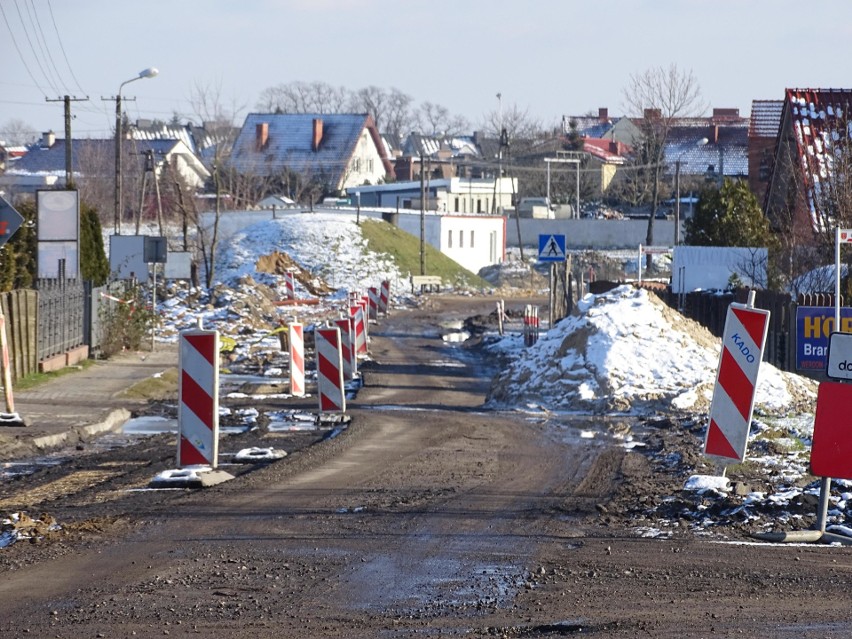 Przebudowywana droga przebiega w granicach aż trzech gmin:...