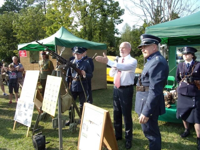 Antoni Macierewicz podczas spotkania z radomskimi rekonstruktorami strzelał z repliki Browninga.