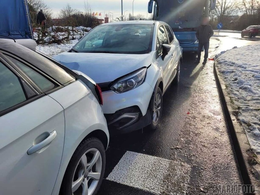 Zderzenie trzech pojazdów w Opolu.