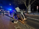 Stary Sącz. Mercedes wywrócił się na drodze. Pięć osób poszkodowanych [ZDJĘCIA]