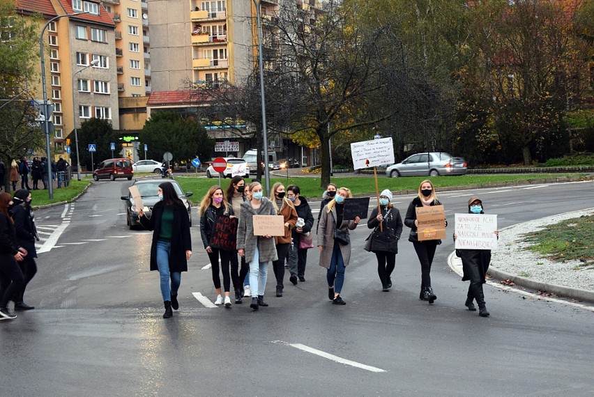 Ogólnopolski Strajk Kobiet w Stargardzie. Blokada ronda w centrum miasta. ZDJĘCIA, WIDEO