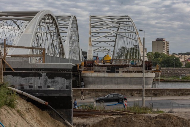 Ruszyła budowa ostatniego przęsła, potrzebnego do zakończenia budowy nowych mostów kolejowych nad Wisłą.