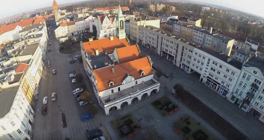 Kadry z filmu nakręconego w Kluczborku przy pomocy drona z...
