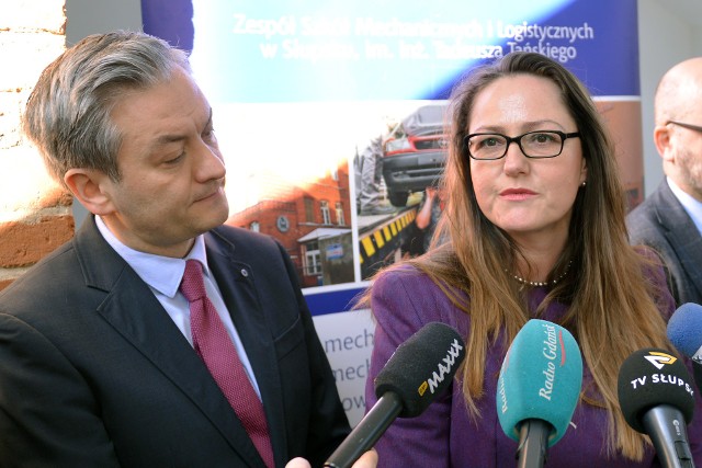 Na zdjęciu Barbara Zakrzewska, dyrektor słupskiego mechanika. Obok prezydent Robert Biedroń.