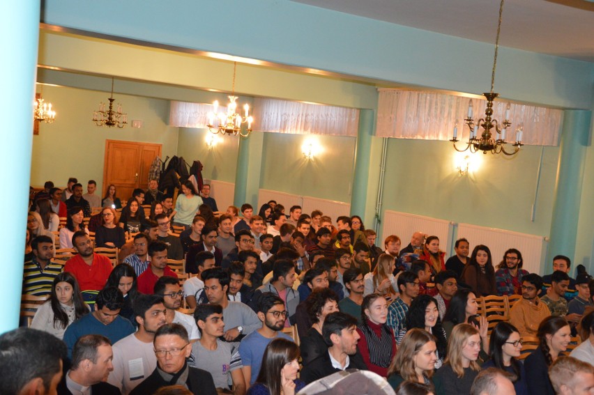 Około 300 osób uczących się w Opolu spotkało się na...