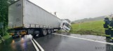 Wypadek w Grodźcu. Ciężarówka wpadła do rowu i zatarasowała drogę krajową nr 46