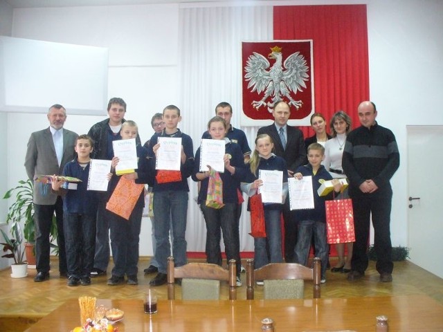 Uczestnicy Turnieju Wiedzy Pożarniczej w Odrzywole z dyplomami i upominkami.