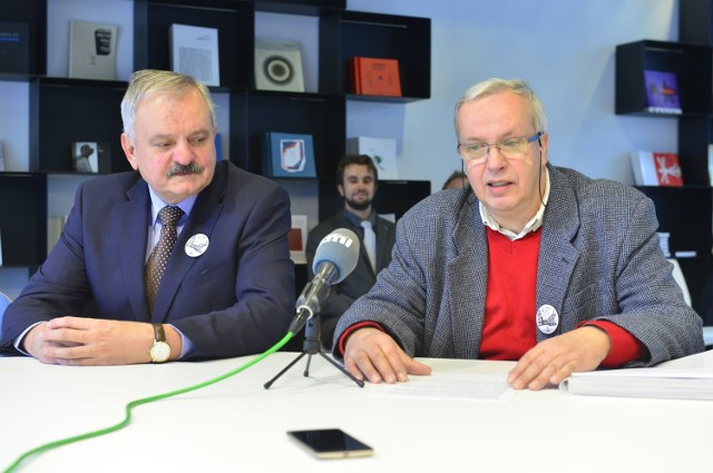 Andrzej  Łuczycki (z lewej) i Waldemar Bukalski, liderzy Komitetu Obrony Demokracji w Radomiu, apelują o nadanie ulicy w mieście imienia Andrzeja Wajdy.