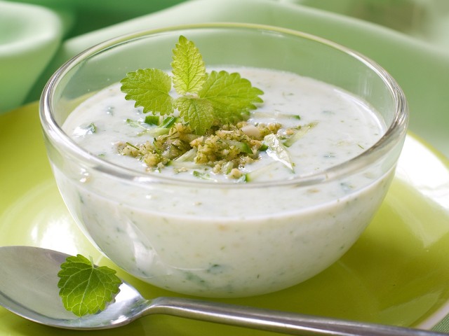 Chłodnik z zielonego ogórka, który w ponad 90 proc. składa się z wody i elektrolitów, to idealna zupa na lato