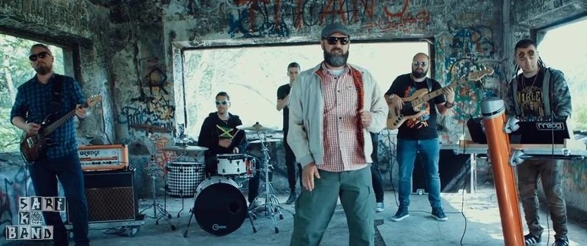 Zespół Sari Ska Band nagrał w Żorach nowy teledysk PREMIERA - w klipie wystąpiły prawdziwe postacie - ZDJĘCIA I WIDEO