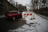 Katowice: Duża dziura w jezdni na ulicy Wróblewskiego. Autobusy ZTM "70" , "177", "600" nie mogą obsłużyć kilku przystanków