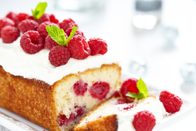 Domowe ciasto z malinami można ozdobić bitą śmietaną lub kremem przygotowanym z mascarpone i jogurtu greckiego.