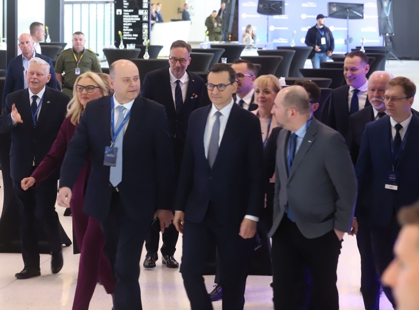 Na otwarcie lotniska w Radomiu przybył między innymi premier...