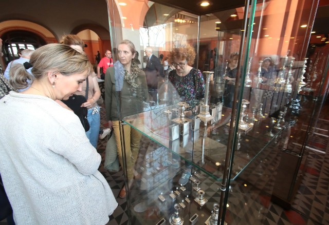 Muzeum Narodowe w Szczecinie prezentuje zespół obiektów pochodzących ze zbioru srebra Funduszu Obrony Narodowej.