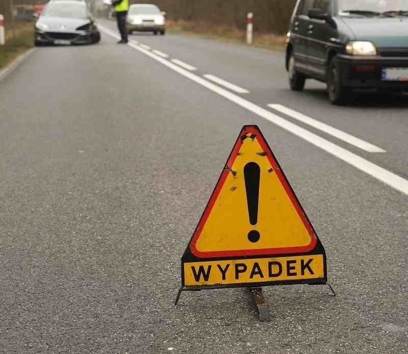 Wypadek na autostradzie A1. Samochód uderzył w barierki. 2 osoby ranne