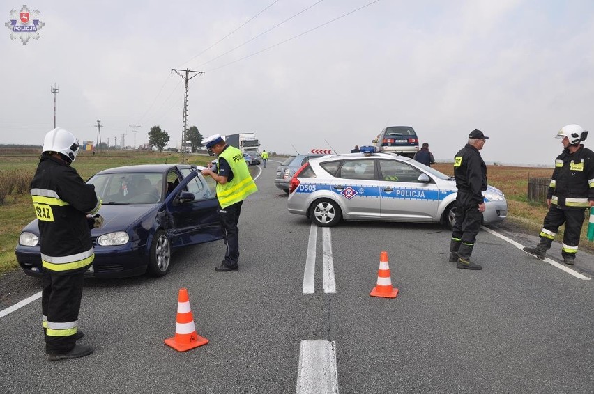 Wyprzedzał kolumnę aut oczekujących na skręt. Uderzył w lawetę