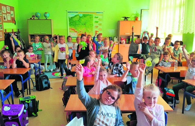 Pierwszoklasiści z białobrzeskiej szkoły podstawowej numer 1 dostali odblaskowe znaczki do plecaków lub kurtek.