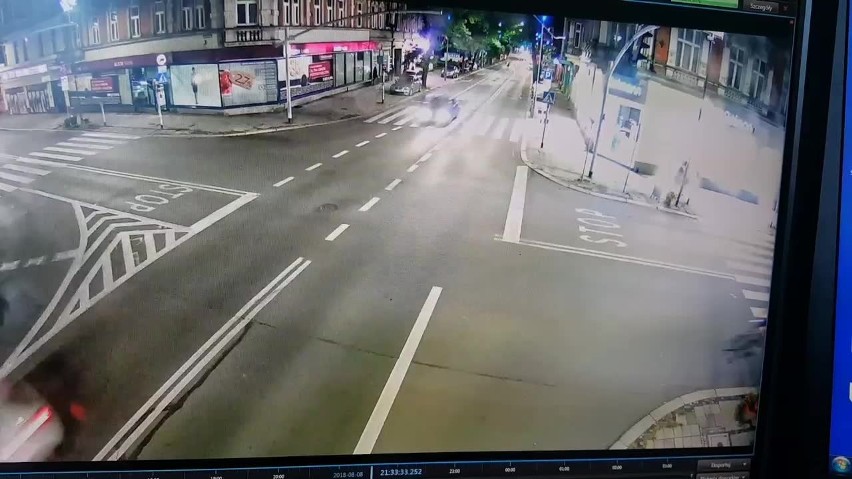 Potrącenie rowerzysty w Gliwicach: Jechał pod prąd i na czerwonym świetle ZOBACZ WIDEO Z MONITORINGU