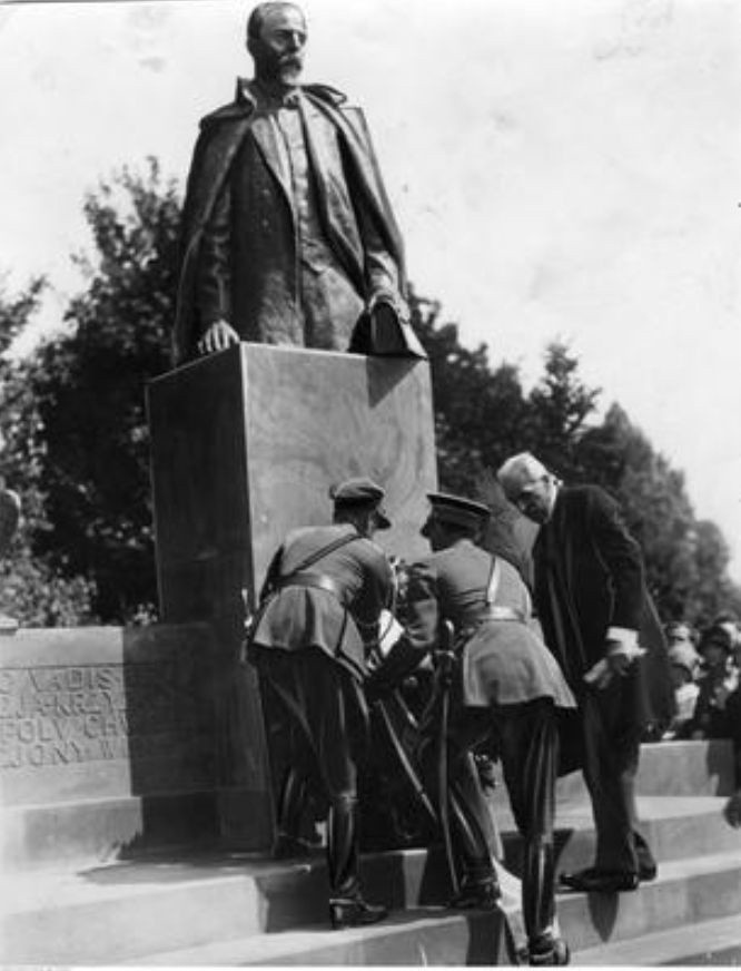 Prezydent RP Ignacy Mościcki składa wieniec pod pomnikiem...