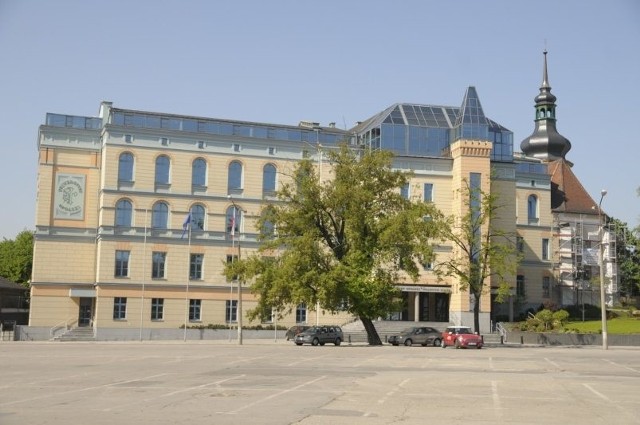 Uniwersytet Opolski Collegium Maius na placu Kopernika. Semestr w Opolu obejmie kwestie kulturowe, społeczne i historię.