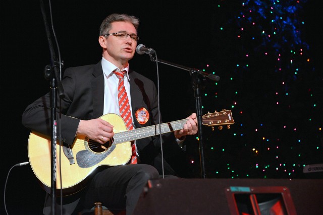Marszałek Adam Jarubas, akompaniując sobie na gitarze, zaśpiewał  pastorałki „Marzenie” oraz „Dzień jeden w roku”