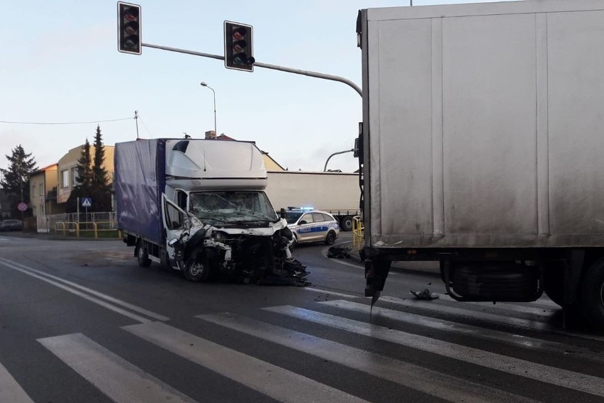 Kolejny wypadek na DK 10. W Lipnie zderzyły się dwa samochody ciężarowe [zdjęcia]