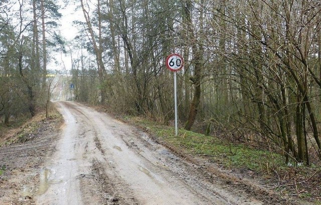 Każdego dnia przekonujemy się, że polscy kierowcy nie mają lekko. I chodzi nie tyle o dziurawe nawierzchnie, co sytuacje drogowe, w których na trasie spotykają m.in. wykluczające się znaki, nieprzemyślane nakazy i zakazy. Pomijamy już fakt, że często sugerując się tego typu znakami, zostajemy wyprowadzeni w (niekoniecznie) przysłowiowe pole. Panie i panowie, przed wami największe absurdy drogowe w kraju. Musicie przyznać, że trzeba mieć łeb, aby coś takiego wymyślić. Zobacz zdjęcia >>>Zobacz również: Kierowca jechał pod prąd drogą S3, bo… nawigacja go tak poprowadziła: