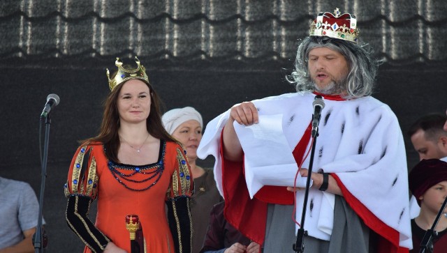 Po przekazaniu sztandaru król Kazimierz Wielki w towarzystwie swojego dworu odczytał fragment aktu lokacyjnego Skalbmierza z 1342 roku.