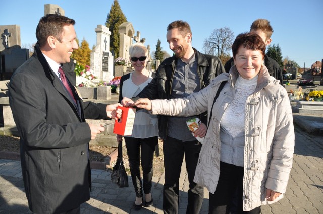 Kwestę na cmentarzu w Szydłowcu wspierały całe rodziny. Tu pieniądze wrzucają do puszki: Barbara (z prawej) i Wojciech (drugi z prawej) Kotusiewiczowie. W roli wolontariusza radny miejski Maciej Kapturski (z lewej).