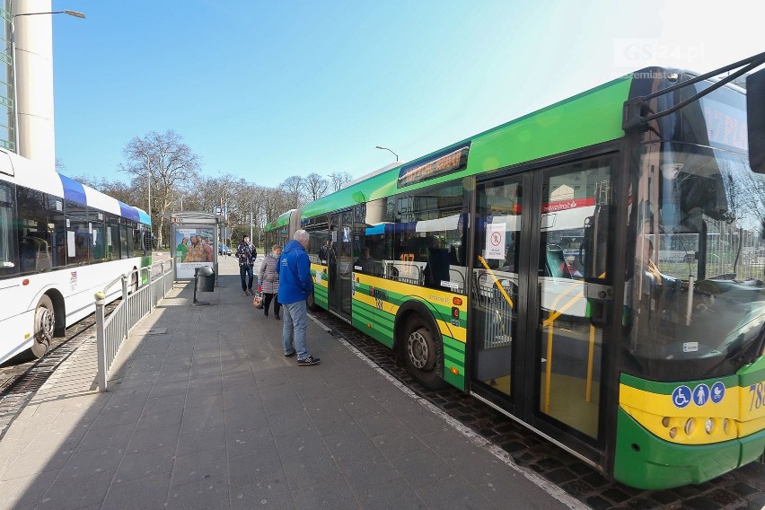 Kolejne zmiany w komunikacji. Pasażerowie siadają z dala od siebie. Obowiązkowo 