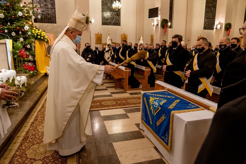 Rycerze Kolumba w parafii świętej Rozalii w Skorzeszycach. Biskup Jan Piotrowski poświęcił sztandar. Zobacz zdjęcia