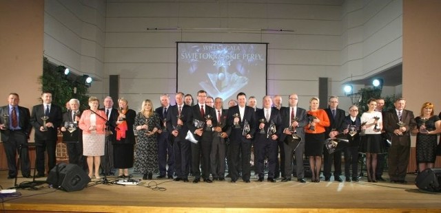 Laureaci, patroni i organizatorzy konkursu Świętokrzyska Super Perła 2014 i Świętokrzyska Perła 2014 na scenie Hotelu Kongresowego w Kielcach podczas wielkiej gali.