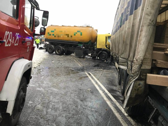 Wypadek dwóch ciężarówek miał miejsce dzisiaj, po godzinie 13. Doszło do niego na DK 58, w miejscowości Świdry.