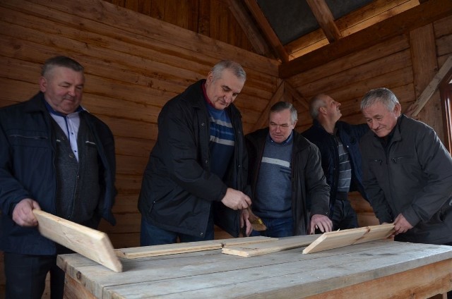 Grupa inicjatorów odbudowy kapliczki podczas pracy.