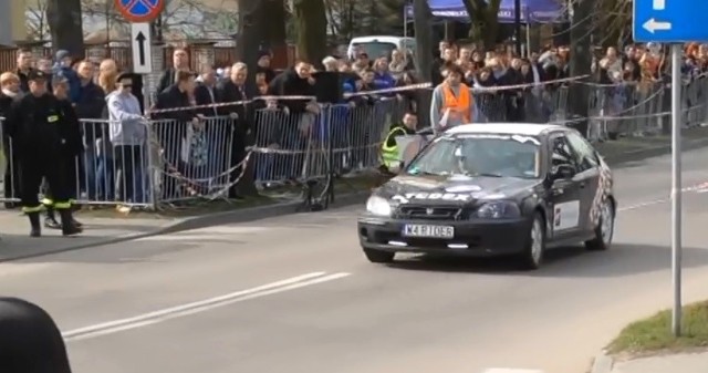 Bielszczanie chętnie przychodzą na imprezę, aby oglądać ciekawe samochody i świetne umiejętności kierowców