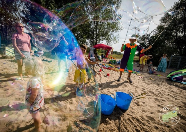 30 kwietnia nad Wartę powróciła już druga edycja wydarzenia, którego przesłaniem jest zero waste, czyli działania mające na celu ochronę środowiska naturalnego i wykorzystywanie materiałów recyklingowych. Przez całą wiosnę i lato na poznaniaków czekają liczne atrakcje: koncerty, spektakle teatralne, jedzenie, warsztaty zero waste oraz spotkania ze znanymi osobami.