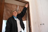 Mieszkaniec Bukówki kontra firma montująca drzwi. Mężczyzna twierdzi, że nie dokończono pracy, za którą zapłacił. Co na to firma z Kielc?