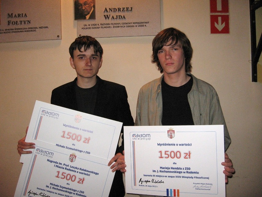 Michał Szymański,(z lewej)  maturzysta Liceum...