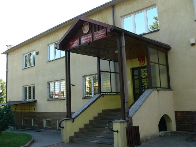 Wybudowany w latach 70-tych budynek, obecna siedziba Urzędu Gminy w Grębowie wymaga między innymi remontu wnętrz, piwnic i wymiany dachu.