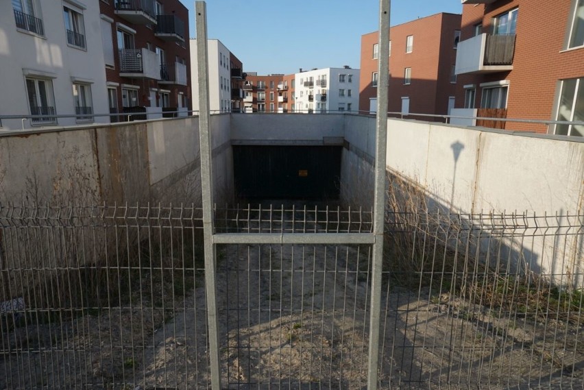 Wielu mieszkańców skarży się, że przez niedokończony parking...