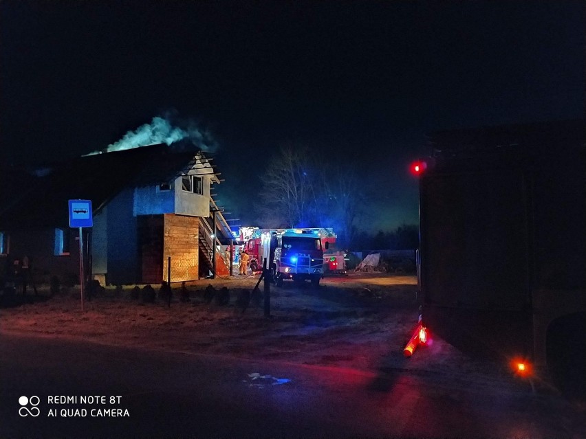 Od komina zajął się dach. Pożar w gminie Główczyce wyglądał...
