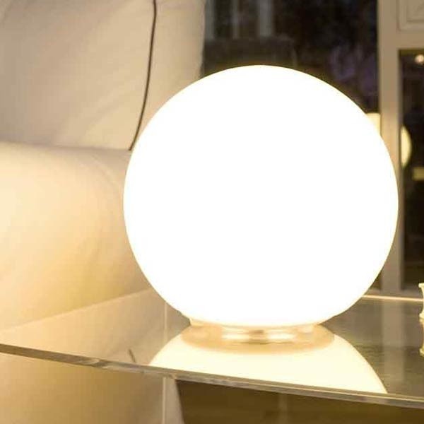 Lampy LED delikatnie rozjaśniają mrok. Zużywają przy tym minimalna ilość energii. Są za to bardzo trwałe kilkudziesięciokrotnie przekraczają pod tym względem tradycyjne żarówki.