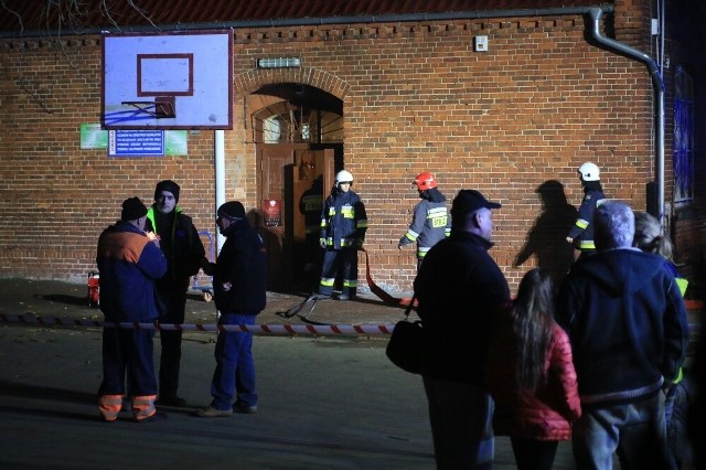 W sobotę około godz. 20 wybuchł pożar w szkole podstawowej w Przysieku. Zapaliło się poddasze budynku.Jak poinformowali strażacy, na razie nie ma osób poszkodowanych.Na miejscu zdarzenia pracowało 10 zastępów straży pożarnej. Przyczyna pożaru na razie nie jest znana.Przeczytaj także: Na święta możesz dorobić już dziś. Ofert pracy w Kujawsko-Pomorskiem nie brakujeWideo: INFO Z POLSKI odc.9 - przegląd najciekawszych informacji ostatnich dni w krajuźródło: vivi24/x-news