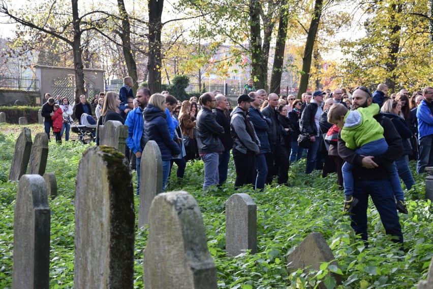 Niezwykła lekcja historii 1 listopada z dr Jackiem Proszykiem na zabytkowym cmentarzu żydowskim w Oświęcimiu [ZDJĘCIA]