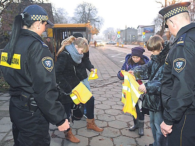 Strażnicy od rana działali m. in. na przystanku autobusowym przy ul. Zwycięstwa &#8211; św. Wojciecha, skąd uczniowie ZS 11 wędrują do szkoły.