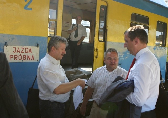 Adam Leik z zarządu województwa (z prawej) rozmawia z kolejarzami na słupskiej stacji. Pojechał z nimi do Szczecinka.