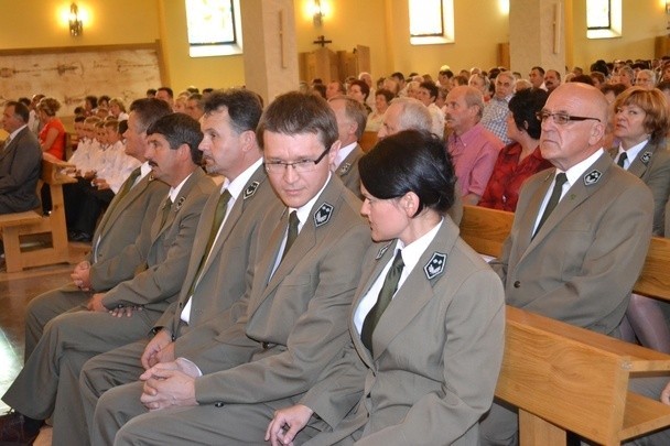 Leśnicy na mszy odpustowej w kościele w Stanach.